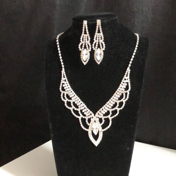 Jewelry - Silver rhinestone bib choker necklace Set